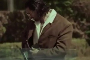 复古美学！索博开着70年代凯迪拉克抵达国家队，这造型好特别