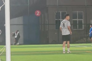 拼抢变抱摔！广州业余女足场上情绪失控互不相让，急转贴身肉搏！