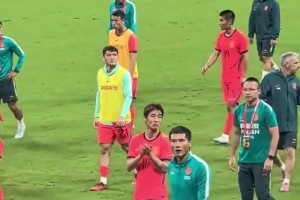 国足0-5输球赛后谢场，愤怒的球迷