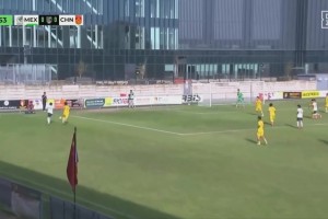 U17国足0-1落后！墨西哥球员中路包
